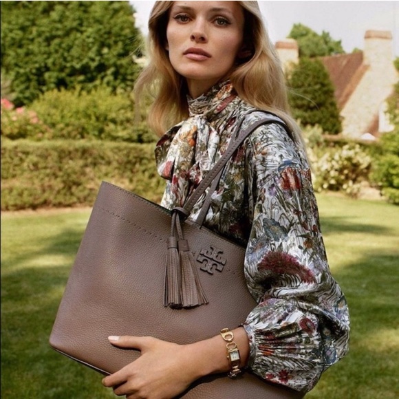 Chic Floral Tie-Neck Dress - Picture 3 of 15